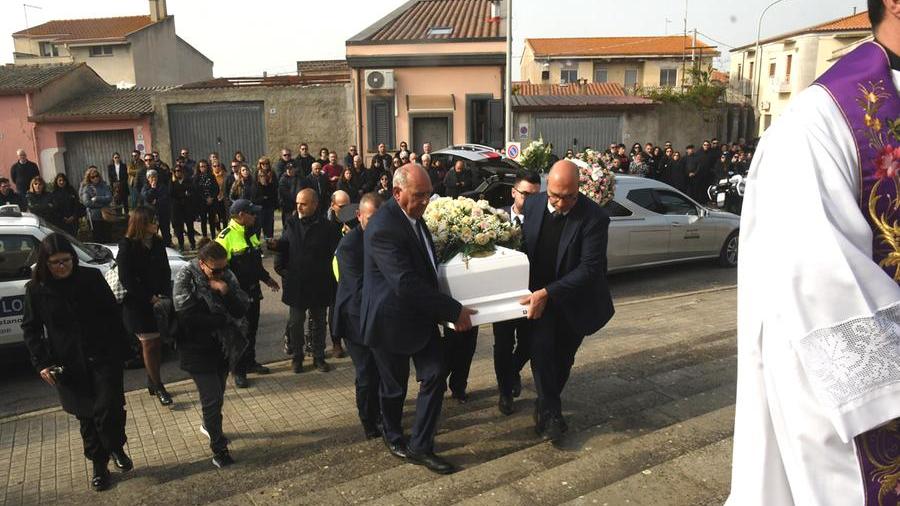
	La salma di Chiara Carta entra in chiesa a Sil&igrave; per il funerale

