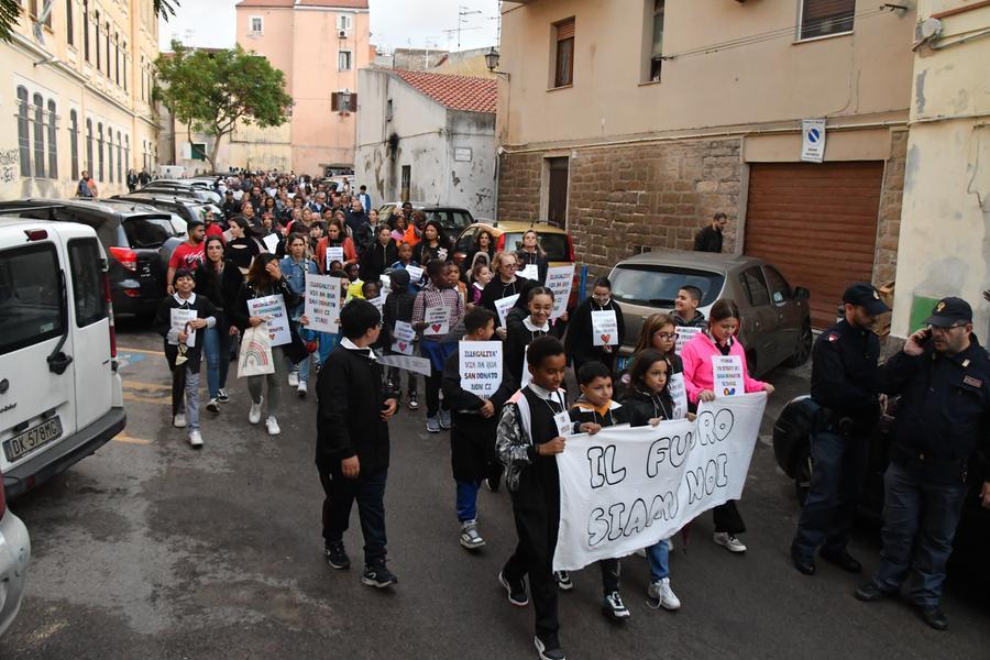 Batte il cuore di Sassari, migliaia di persone alla fiaccolata contro violenza e illegalità nel centro storico
