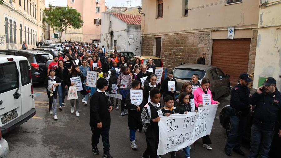 Batte il cuore di Sassari, migliaia di persone alla fiaccolata contro violenza e illegalità nel centro storico