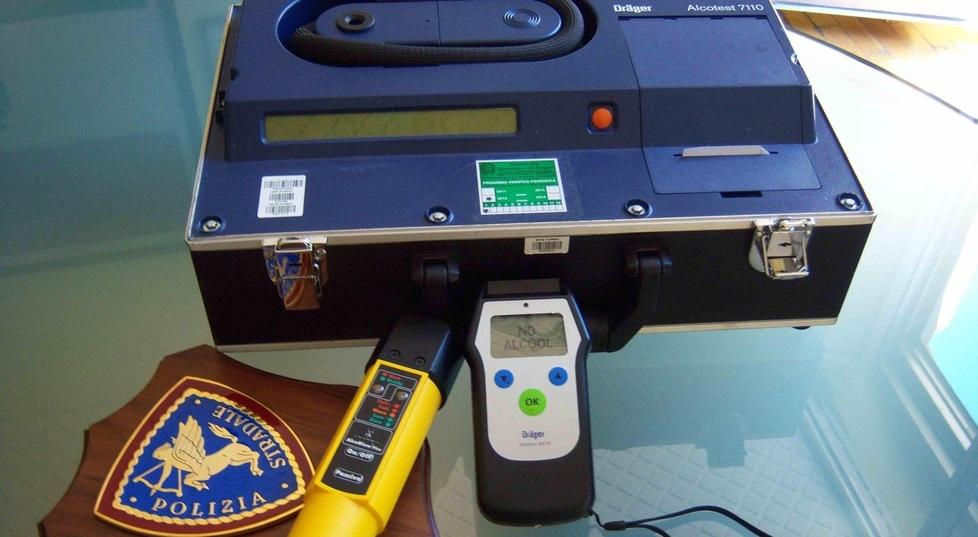 Alcol, la polizia schiera i “precursori”: esito in tre secondi e via la patente