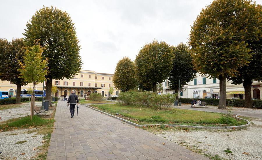 «La pizza non la pago, non ho soldi»: liti, spaccio e degrado. Un giorno alla stazione di Empoli