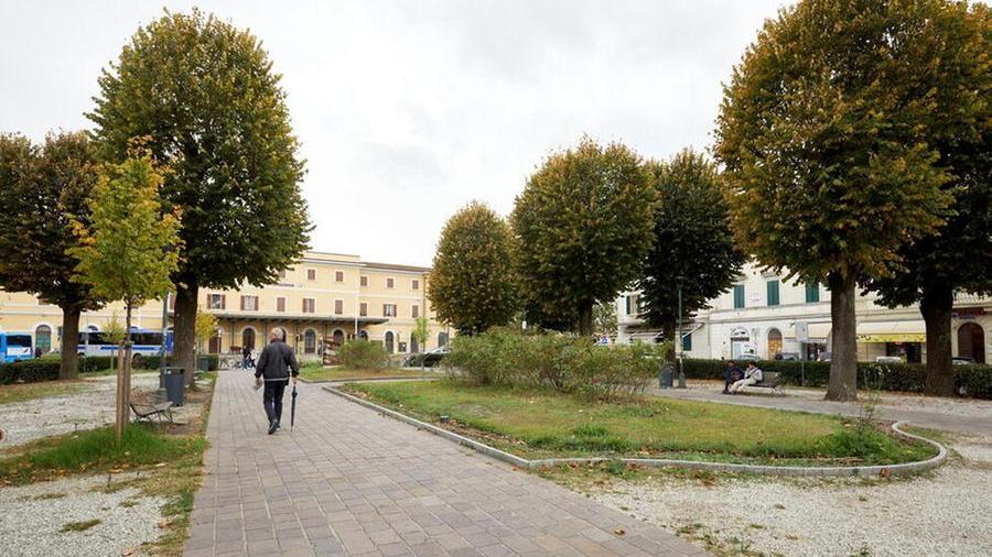 «La pizza non la pago, non ho soldi»: liti, spaccio e degrado. Un giorno alla stazione di Empoli