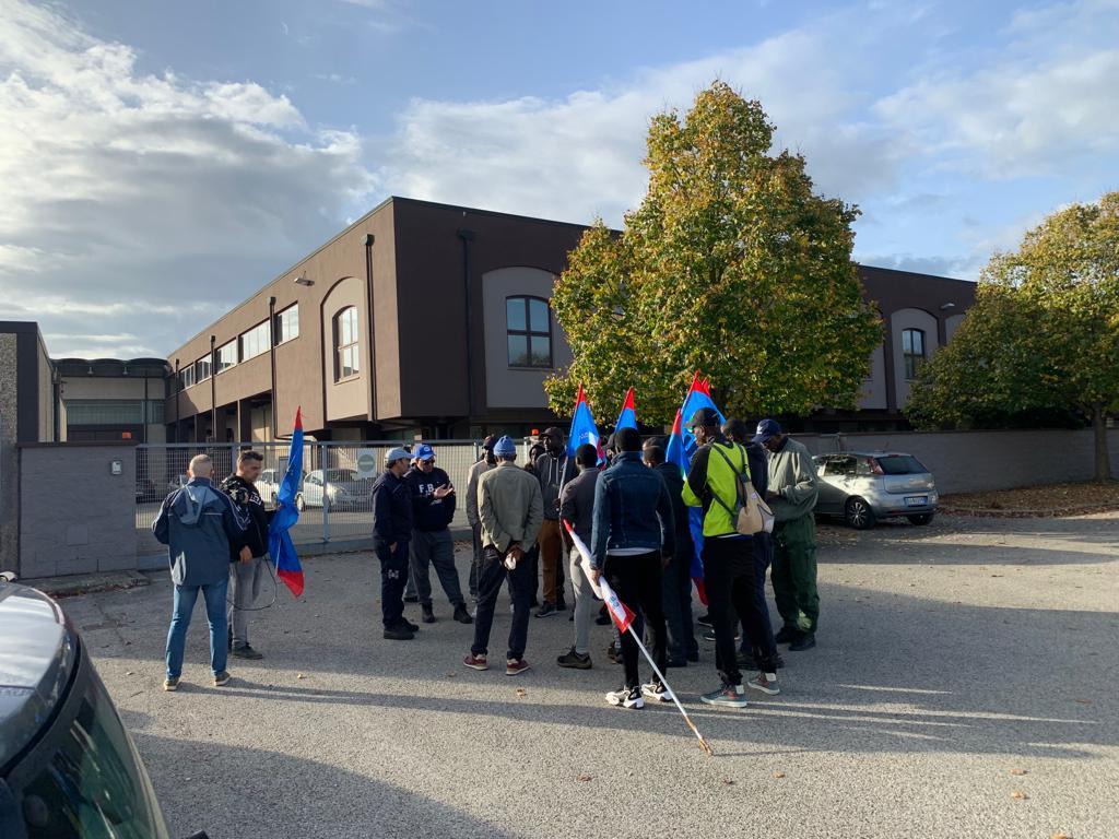 Razzismo in fabbrica, capo reparto spostato e contestazioni agli operai