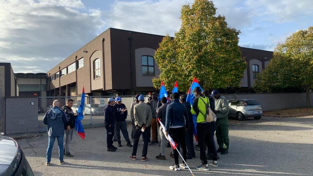 Razzismo in fabbrica, capo reparto spostato e contestazioni agli operai