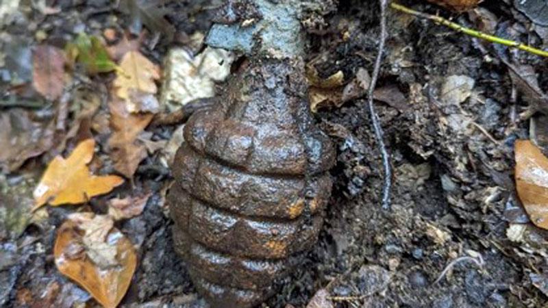 Massa Marittima, camminano lungo il sentiero e trovano una bomba a mano