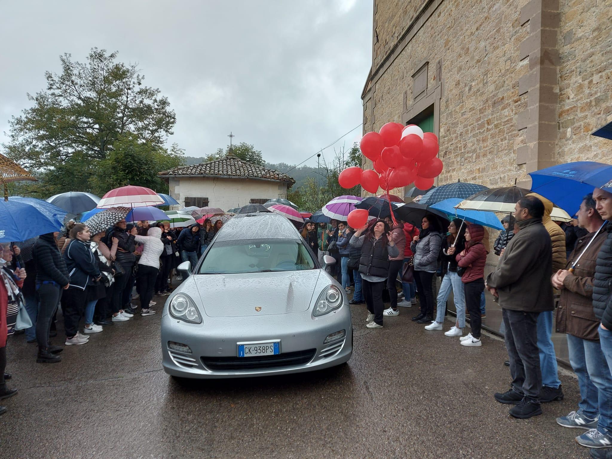 Serramazzoni. Una folla commossa e palloncini rossi per l’addio a Eleonora