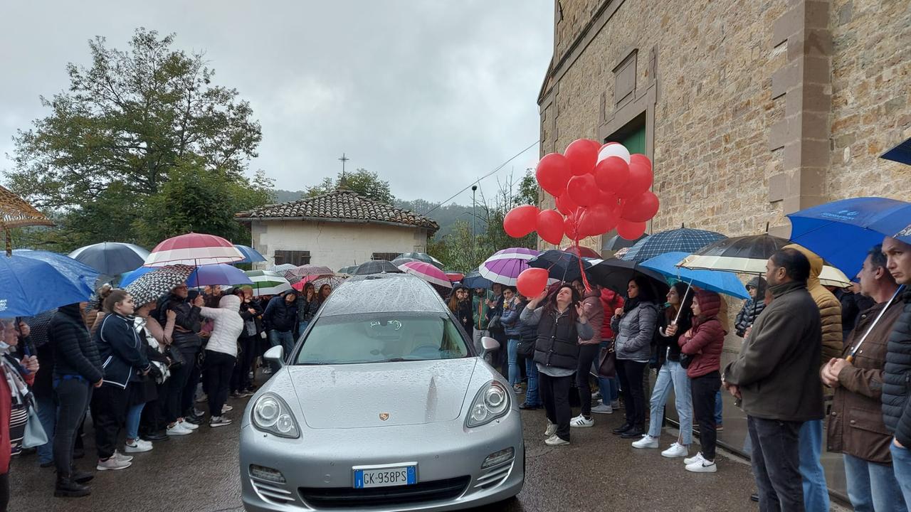 Serramazzoni. Una folla commossa e palloncini rossi per l’addio a Eleonora