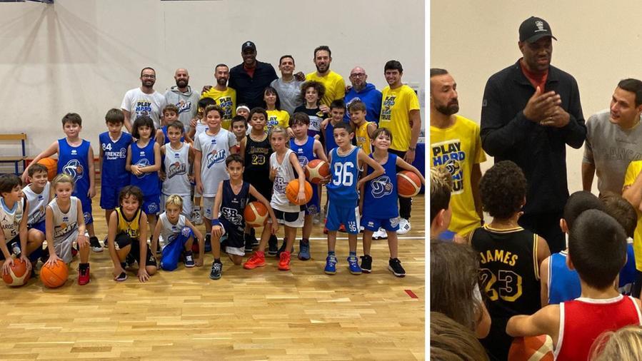 David Robinson con i ragazzini della Sancat basket Firenze 