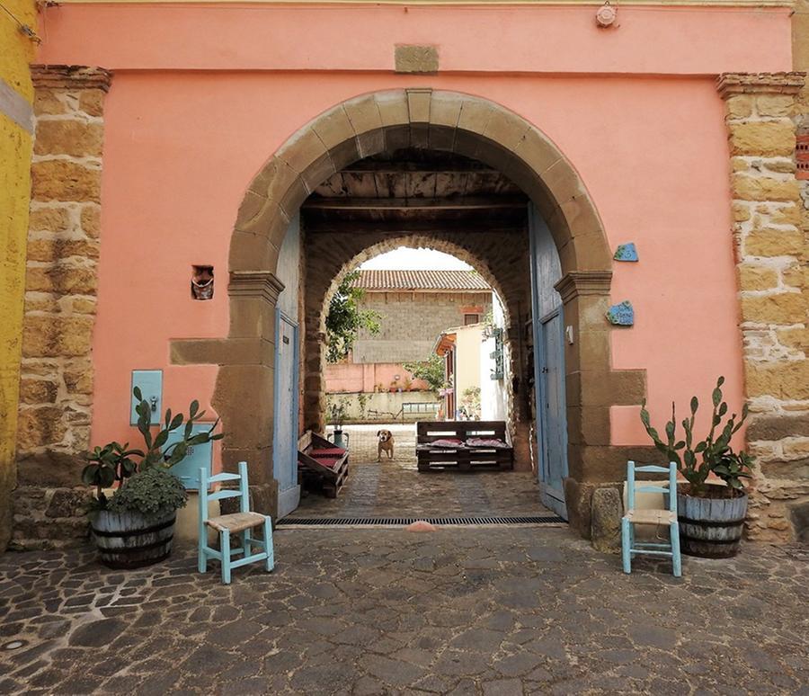 
	Un portale a Simala (foto pagina Facebook di Portali aperti)

