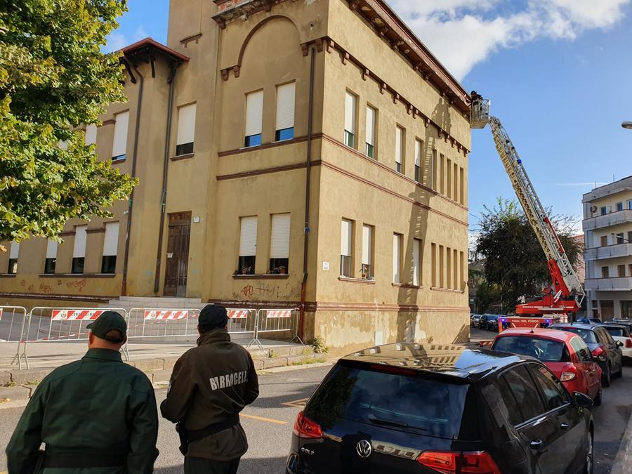 Tragedia sfiorata a Macomer, cade un pezzo di cornicione del caseggiato scolastico