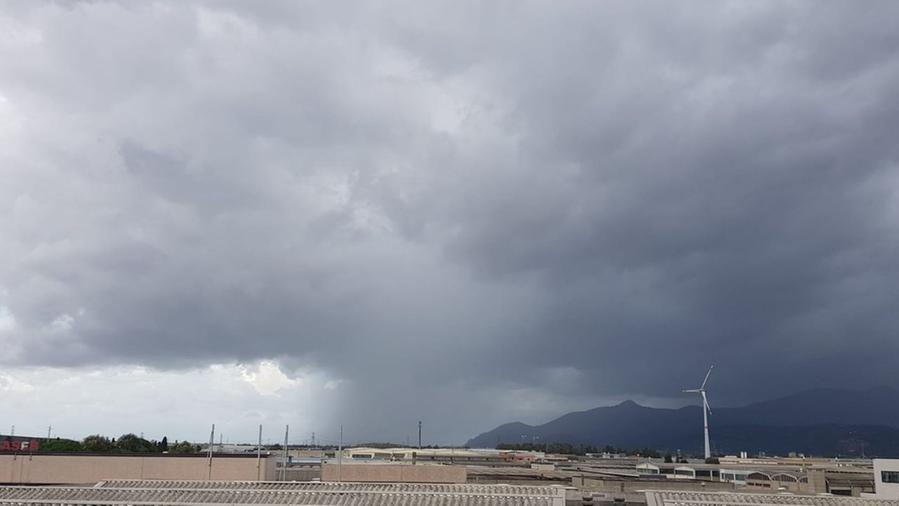 L'immagine scattata dalla zona industriale di Pontedera verso i monti Pisani
