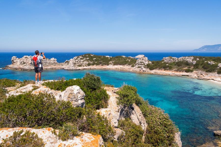 Turismo all’Elba, albergatori contro gli abusivi: «Il sommerso ormai è una piaga». I dati di una stagione da dimenticare e la strategia per il rilancio