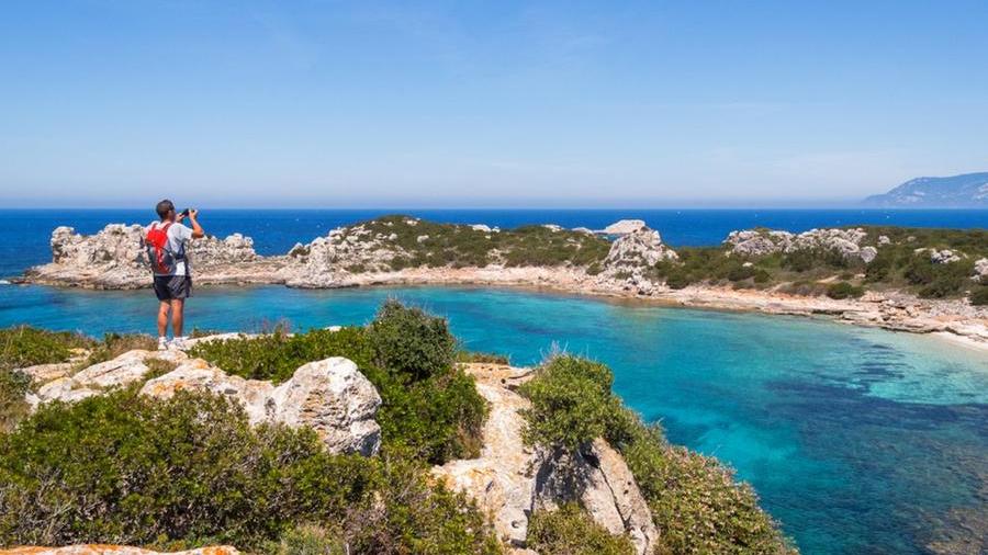 Turismo all’Elba, albergatori contro gli abusivi: «Il sommerso ormai è una piaga». I dati di una stagione da dimenticare e la strategia per il rilancio