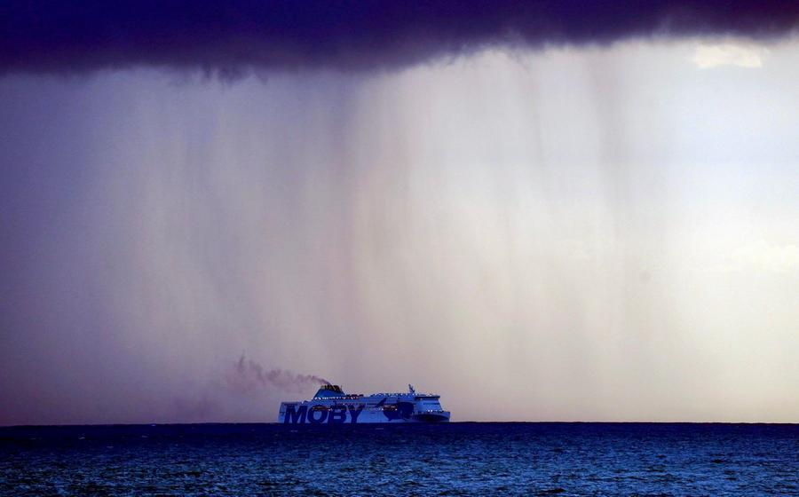 Livorno, la nave avvolta dalle virghe: cos’è la “nebbiolina” che scende dal cielo