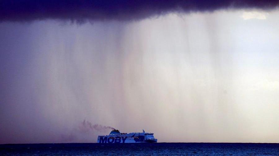 Livorno, la nave avvolta dalle virghe: cos’è la “nebbiolina” che scende dal cielo