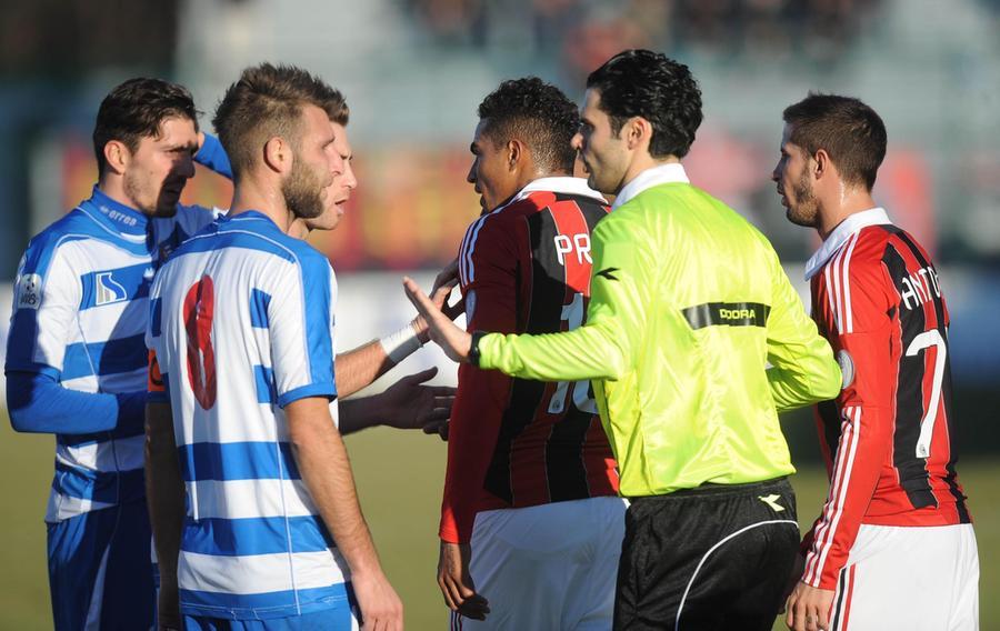 
	Un arbitro interviene durante una partita di calcio: i fischietti sono spesso bersaglio di insulti

