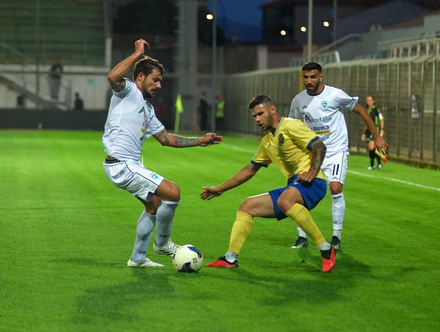 Calcio, l’Olbia ritrova la vittoria: 2-1 contro la Fermana