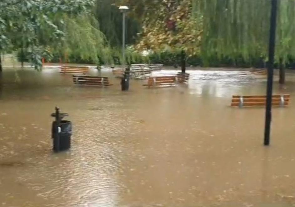 Maltempo, Lucca finisce sott’acqua: parchi allagati e traffico in tilt<br>
