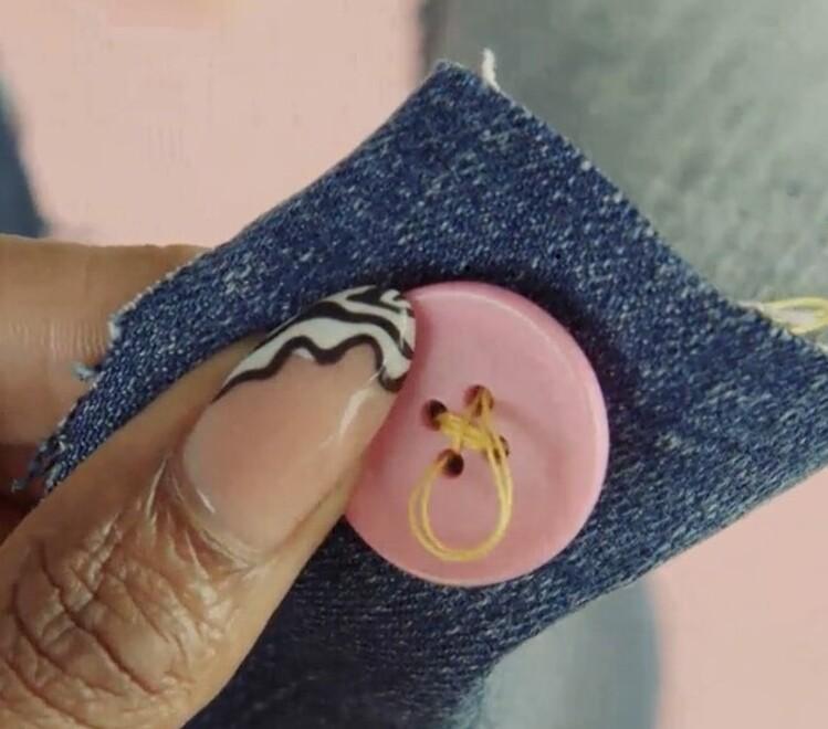 Ago, filo e amore: il rammendo torna di moda. Da Dior a Primark: gli abiti si riparano o si insegna a farlo