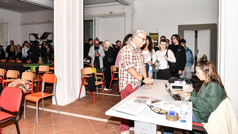 Lucca, in 1.200 ai provini del film con Dustin Hoffman: la fila infinita sotto la pioggia di chi sogna di fare la comparsa – Video