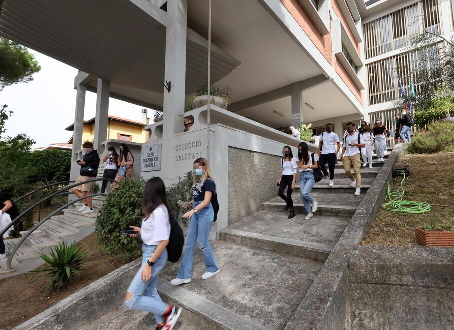 Montecatini, al liceo le classi “itineranti”. E si fa lezione anche in palestra