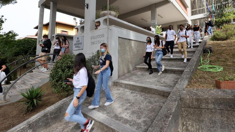 Montecatini, al liceo le classi “itineranti”. E si fa lezione anche in palestra