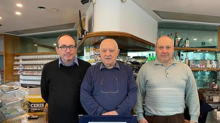 Massa, dopo 35 anni cambia gestione lo storico bar gelateria “L’incontro”: i ricordi del patron