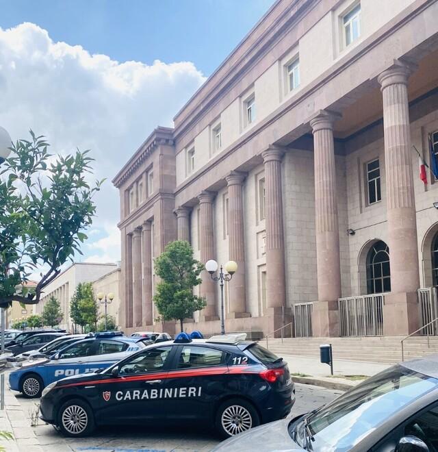 Malore durante i soccorsi in casa a Ozieri: «Ditemi com’è morto il mio Emilio»