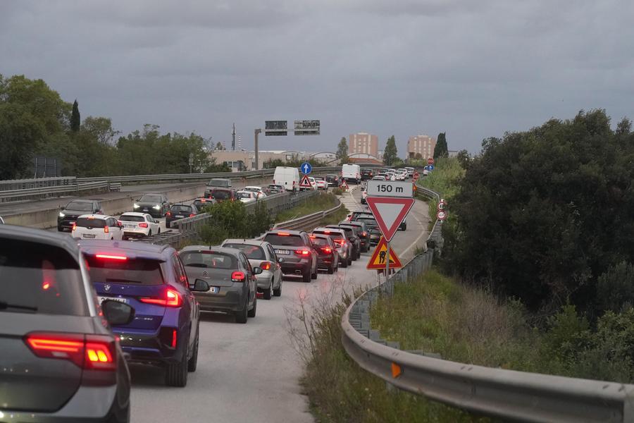 Livorno, prigionieri del traffico: i 3 cantieri che mandano in tilt la città – Video