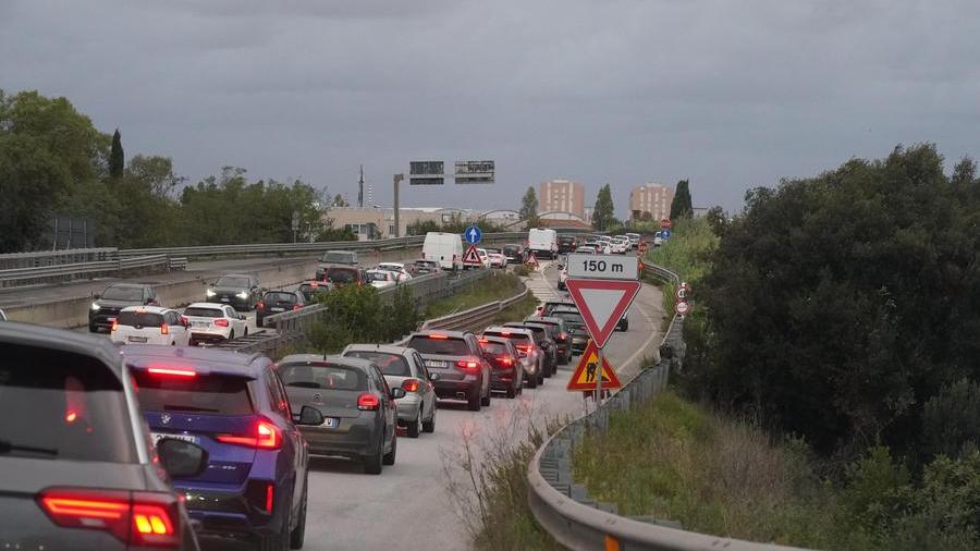 Livorno, prigionieri del traffico: i 3 cantieri che mandano in tilt la città – Video