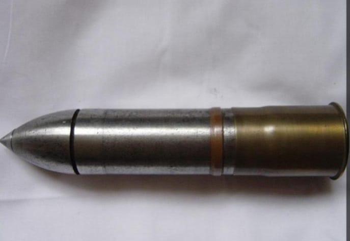 Donna porta un proiettile di cannone dai carabinieri: «Me lo ha lasciato mio marito prima di morire, non so che farne»