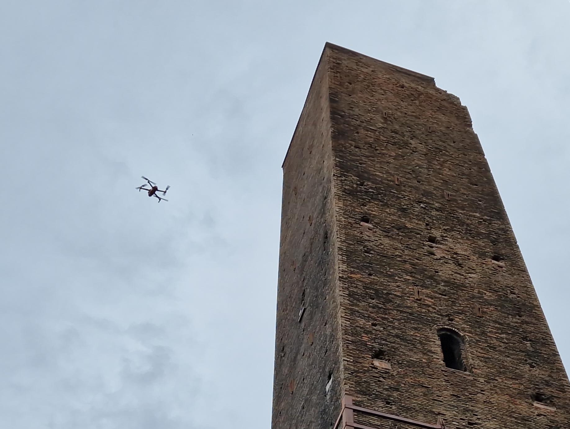 Bologna. Una gabbia in ferro per salvare la Garisenda 