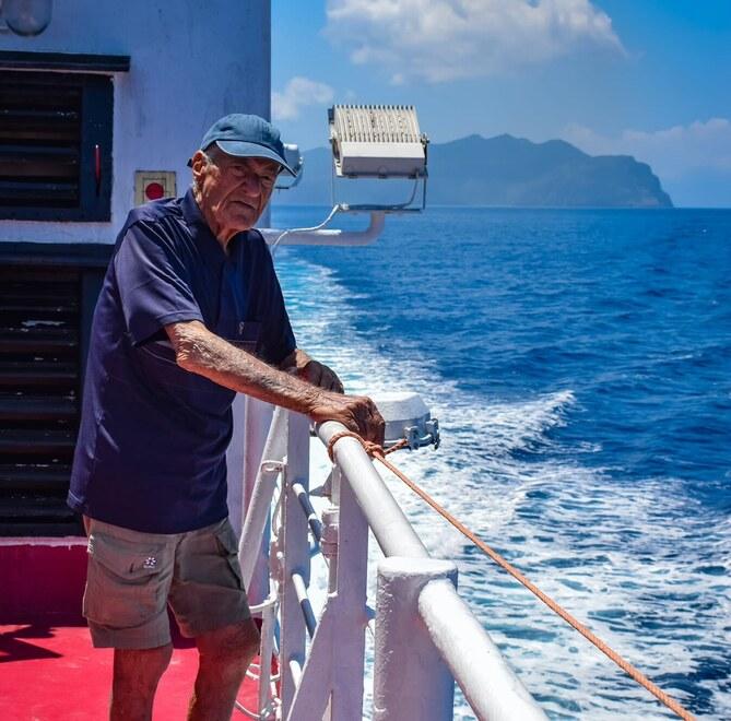 Mauro Della Rosa scomparso a 90 anni mentre lascia l’isola (foto Simone Fabi)