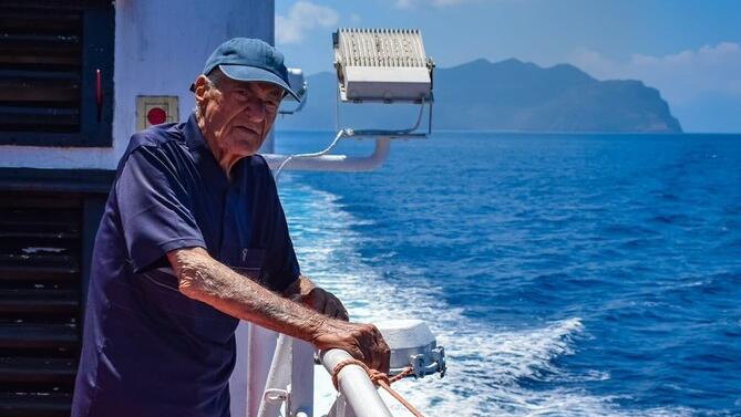 Mauro Della Rosa scomparso a 90 anni mentre lascia l’isola (foto Simone Fabi)