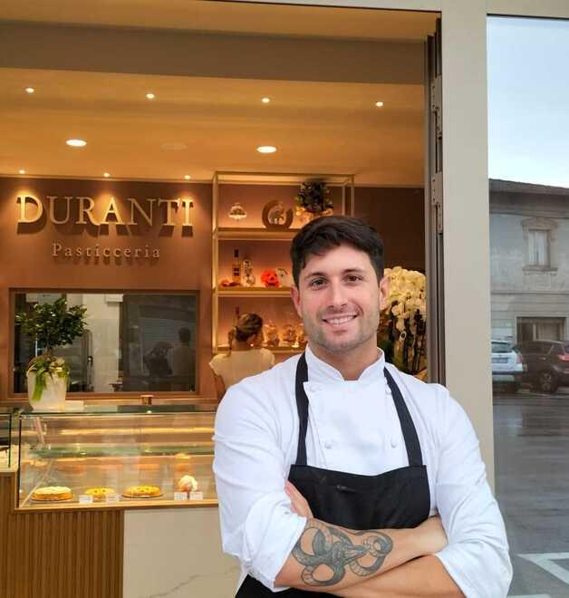 Lorenzo Duranti di fronte alla sua pasticceria