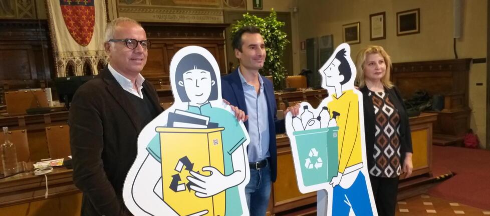 Giuseppe Meduri Claudio Bertini e Cristina Sanzo con le figure delle due mascotte MeI e Leo
