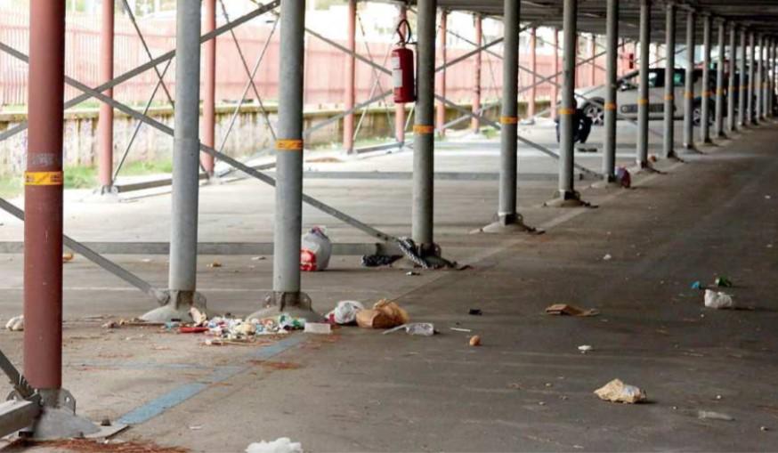 Nella foto la situazione del parcheggio multi pianopochi giorni fa tra sporcizia, spaccio e siringhe abbandonate (fotoservizio di Autovino)
