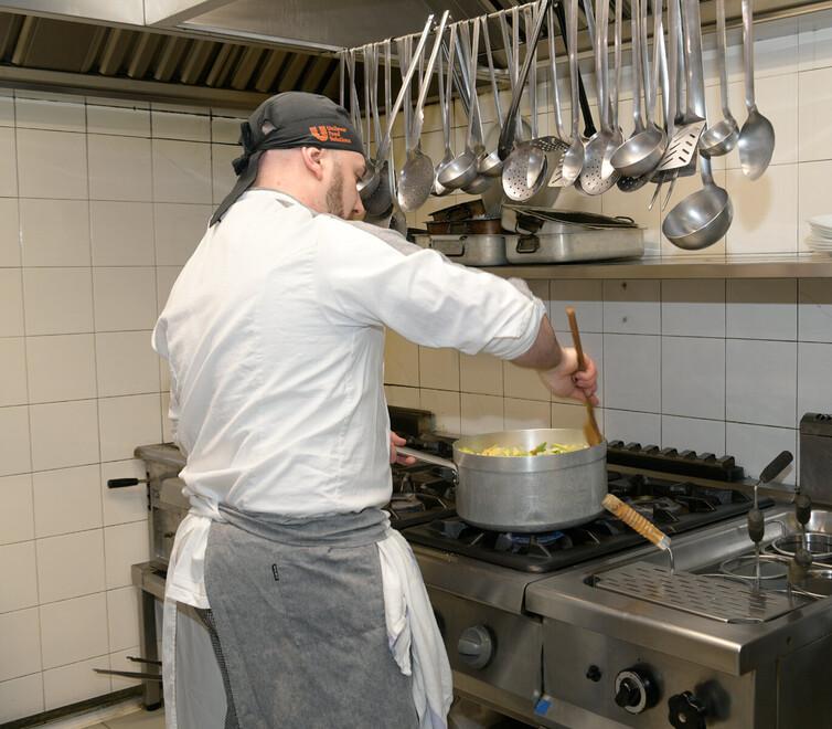 La ristorazione resta fra i settori dove più alta è la domanda di lavoratori (foto archivio)