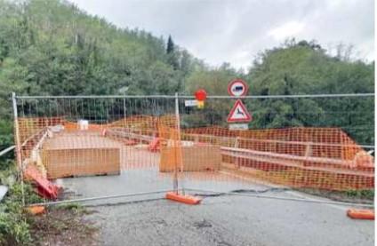 Il ponte chiuso da agosto tra via Lecceta e la provinciale 32, verso Marliana