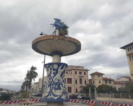 
	La fontana rovinata dal maltempo

