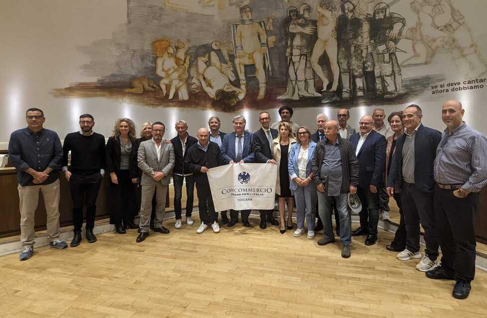 I delegati dei balneari Confcommercio con alcuni rappresentanti istituzionali all’assemblea regionale Sib che si è svolta al palazzetto dei congressi di Cecina