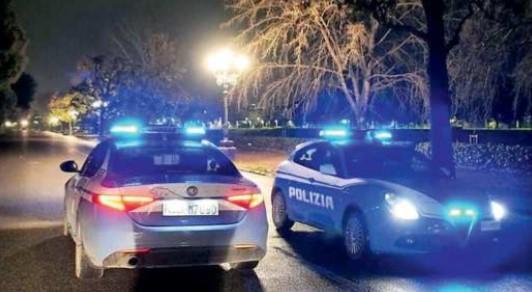 
	Qui sopra due volanti della polizia Foto d&rsquo;archivio

