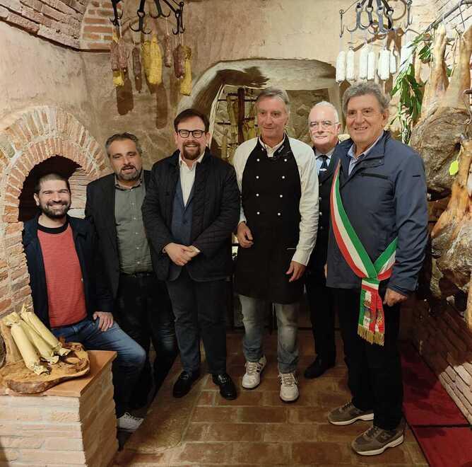 Un momento della visita nella norcineria Marianelli a Montopoli