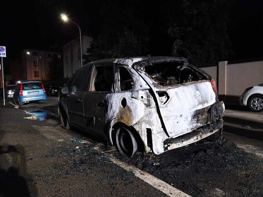 Grosseto, due auto date alle fiamme in pochi minuti – Video