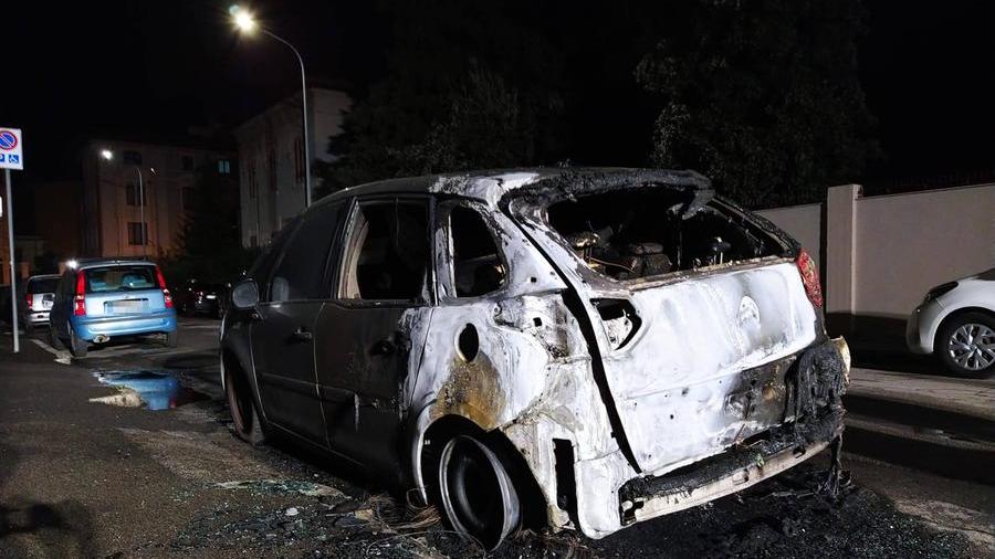 Grosseto, due auto date alle fiamme in pochi minuti – Video
