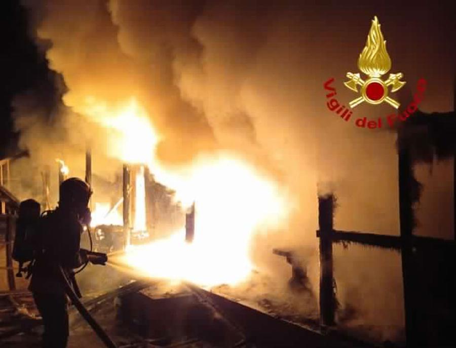 
	Il bagno tra le fiamme

