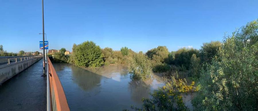 Il fiume Enza in piena sotto osservazione, chiuso il ponte di Sorbolo