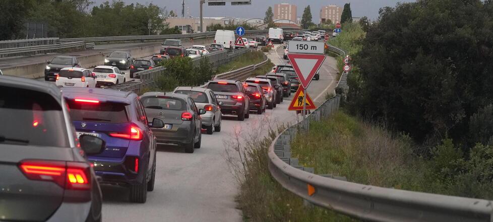 Livorno, viaggio nel caos traffico: ecco quando finiranno i tre cantieri che paralizzano la città