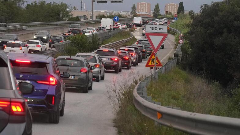 Livorno, viaggio nel caos traffico: ecco quando finiranno i tre cantieri che paralizzano la città