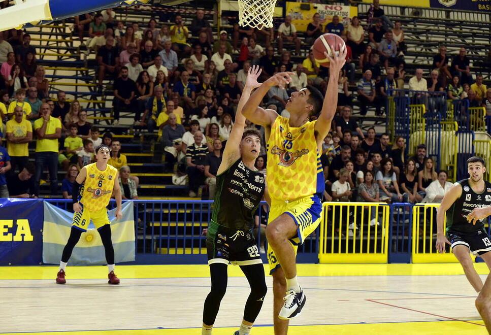 Zdravko Okiljevic a canestro (foto Paolo Barlettani)